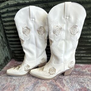 Miim White Embroidered Floral Western Knee High Block Heel Pointed Toe Boots 8.5